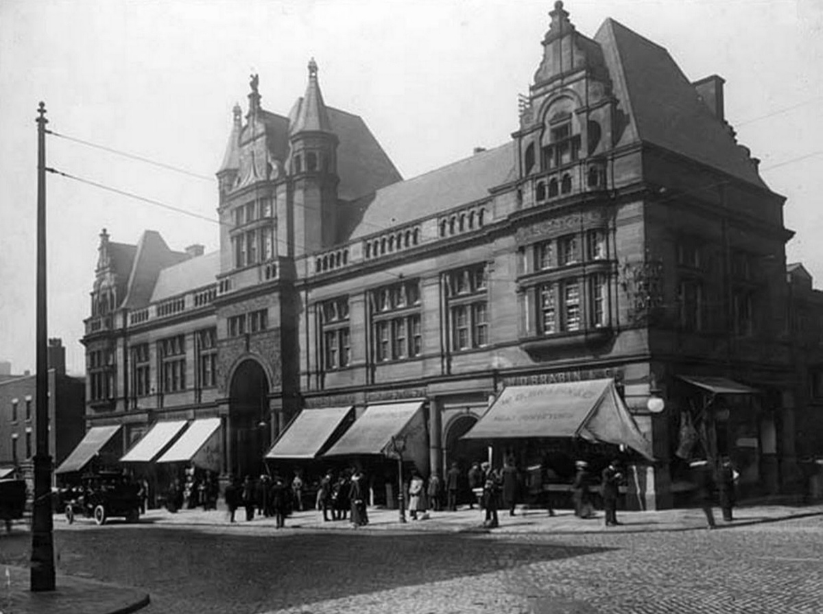 Exterior of St John’s Market, Liverpool, circa 1910s.