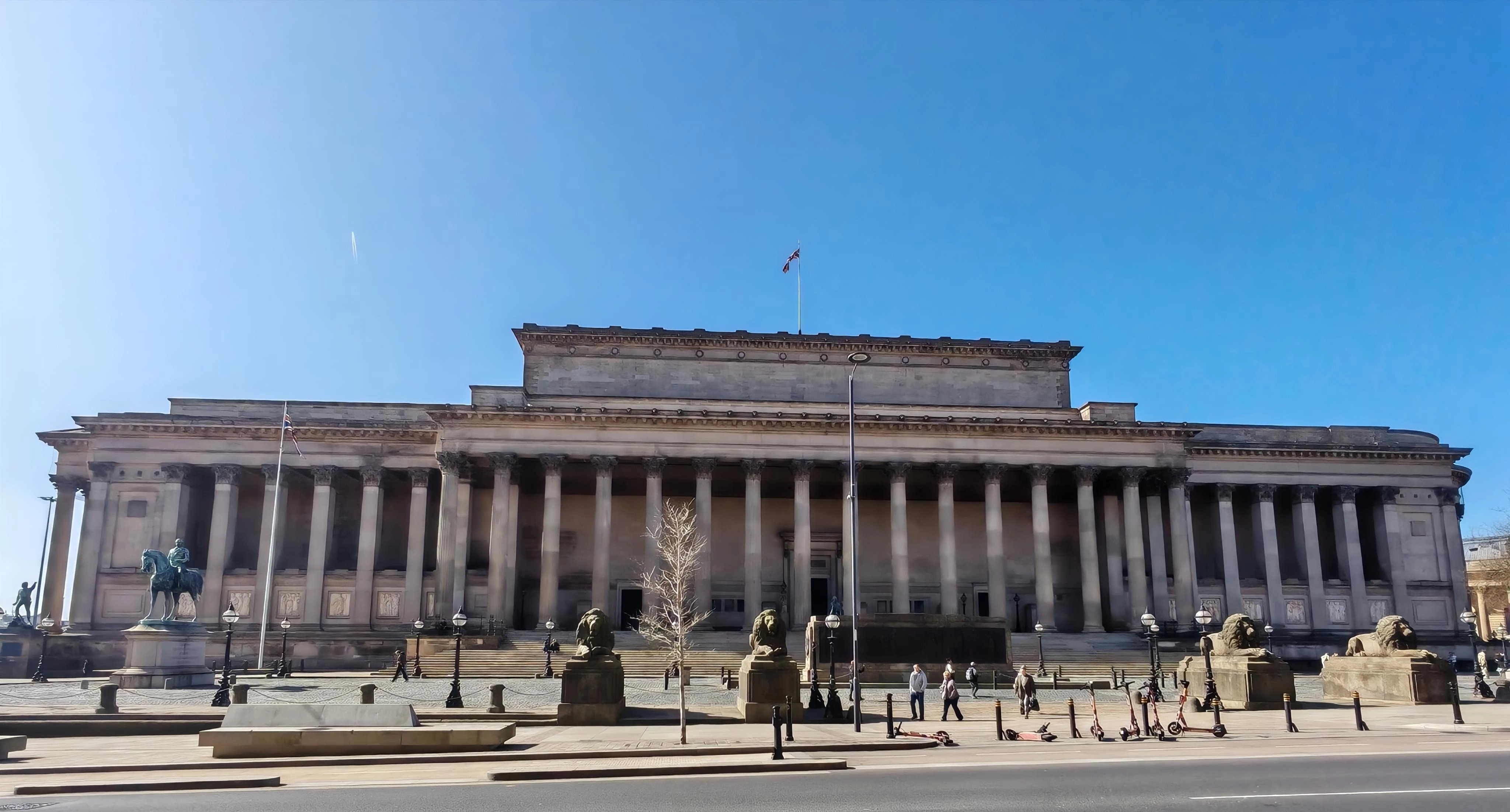 Full facade of St George’s Hall in Liverpool.